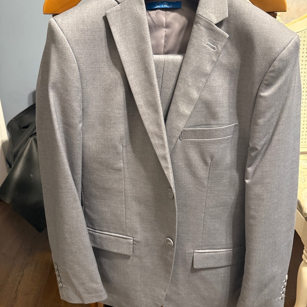 Sean John Classic Gray Suit, jacket, pants and vest included